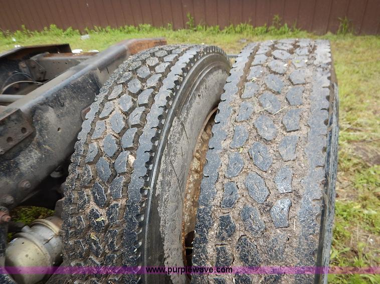 image for item K7433 1995 Freightliner FLD120SD semi truck