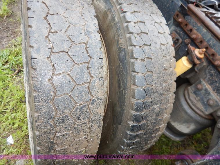 image for item K7433 1995 Freightliner FLD120SD semi truck