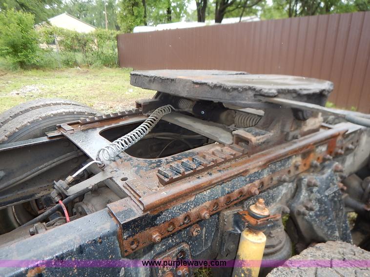 image for item K7433 1995 Freightliner FLD120SD semi truck