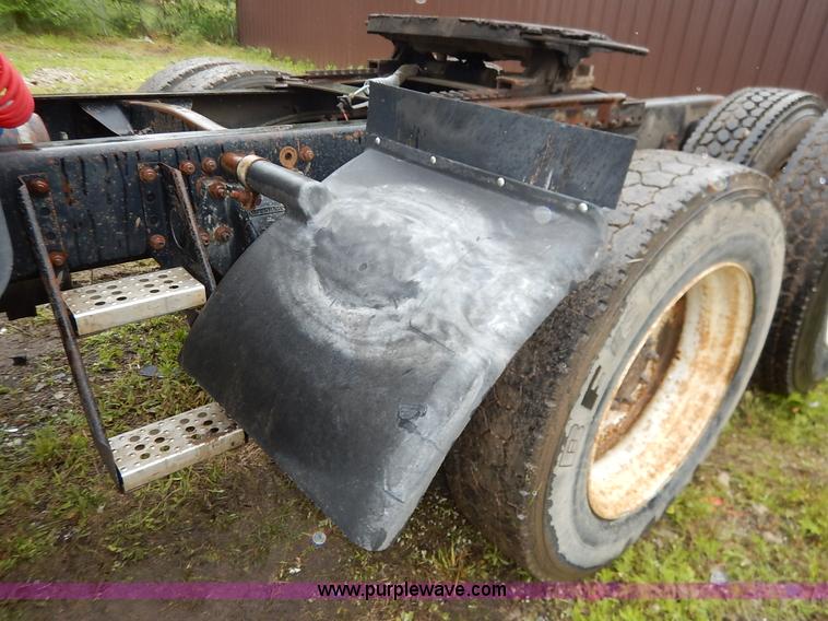 image for item K7433 1995 Freightliner FLD120SD semi truck