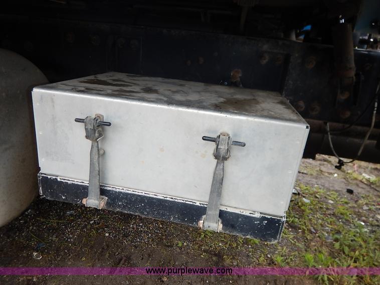 image for item K7433 1995 Freightliner FLD120SD semi truck