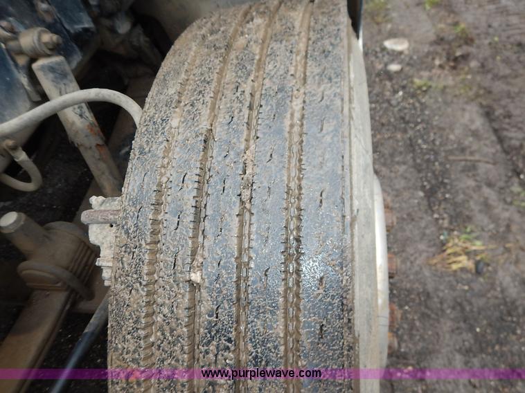 image for item K7433 1995 Freightliner FLD120SD semi truck