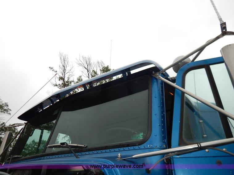 image for item K7433 1995 Freightliner FLD120SD semi truck