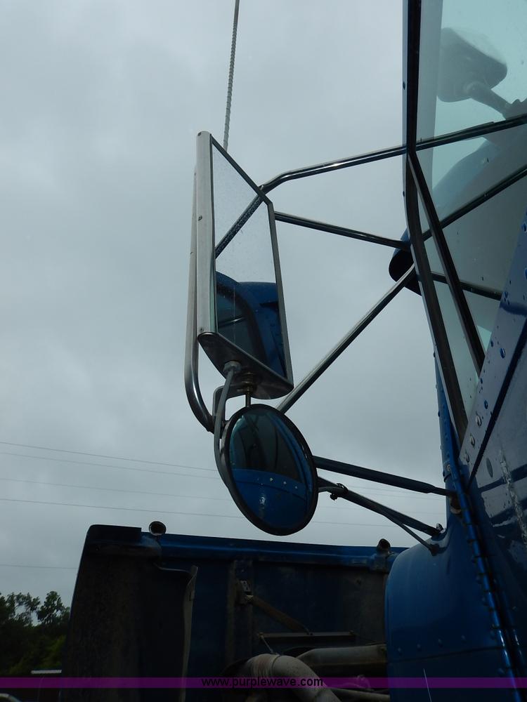 image for item K7433 1995 Freightliner FLD120SD semi truck