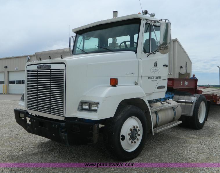 image for item K8094 1990 Freightliner semi truck