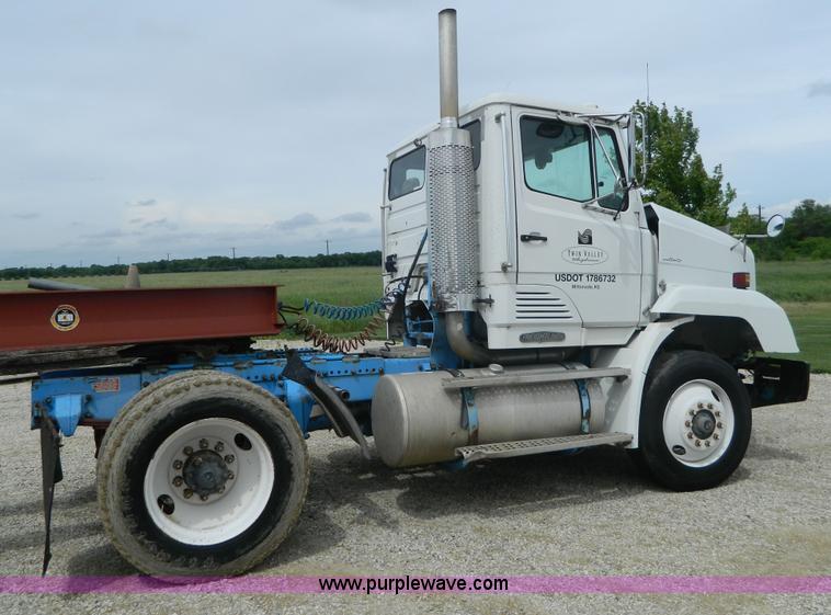 image for item K8094 1990 Freightliner semi truck