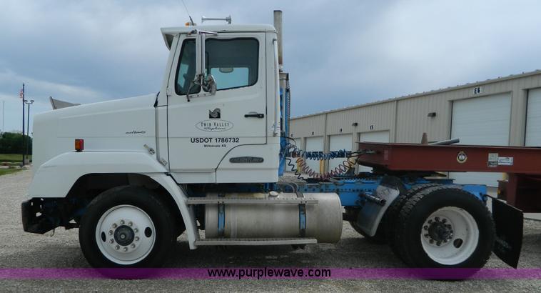 image for item K8094 1990 Freightliner semi truck