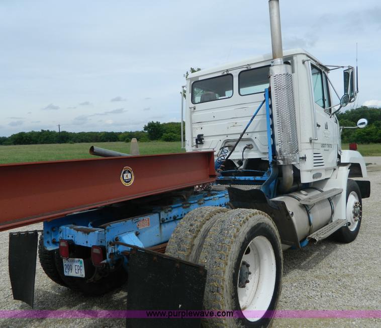 image for item K8094 1990 Freightliner semi truck