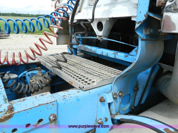 image for item K8094 1990 Freightliner semi truck