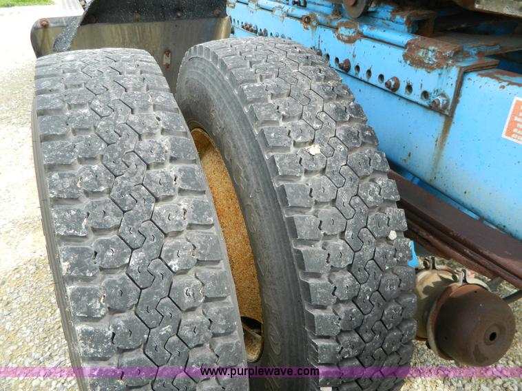 image for item K8094 1990 Freightliner semi truck