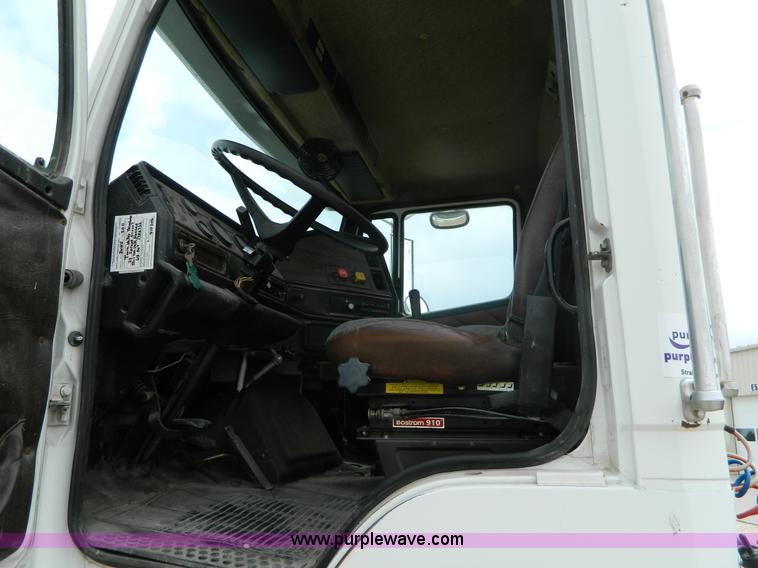 image for item K8094 1990 Freightliner semi truck