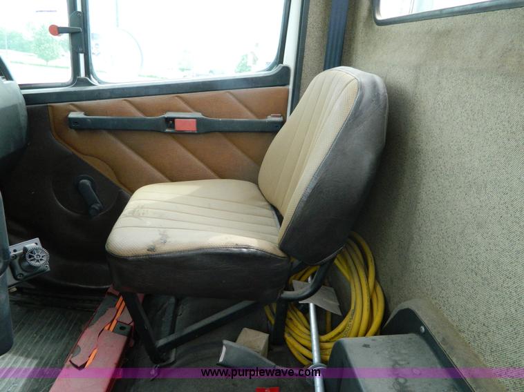 image for item K8094 1990 Freightliner semi truck