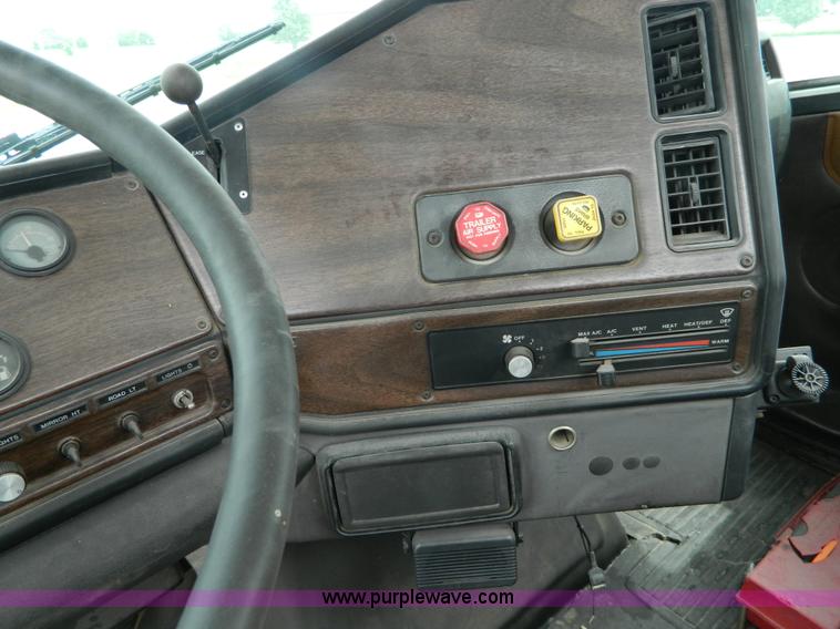 image for item K8094 1990 Freightliner semi truck