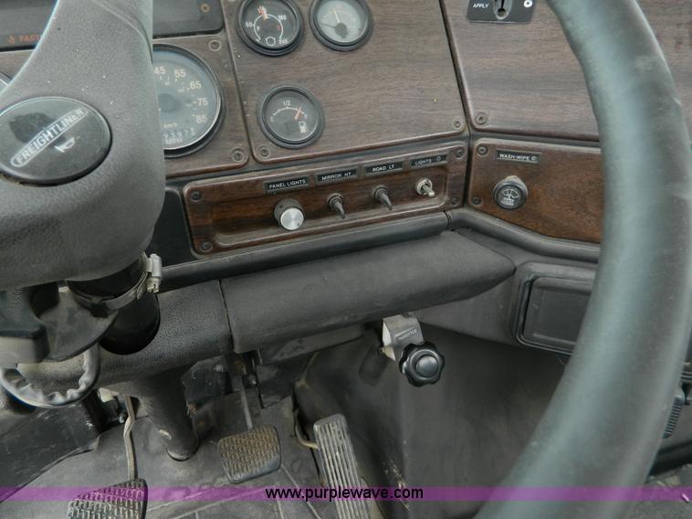 image for item K8094 1990 Freightliner semi truck