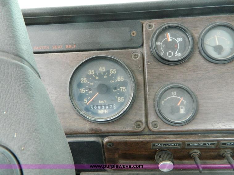 image for item K8094 1990 Freightliner semi truck