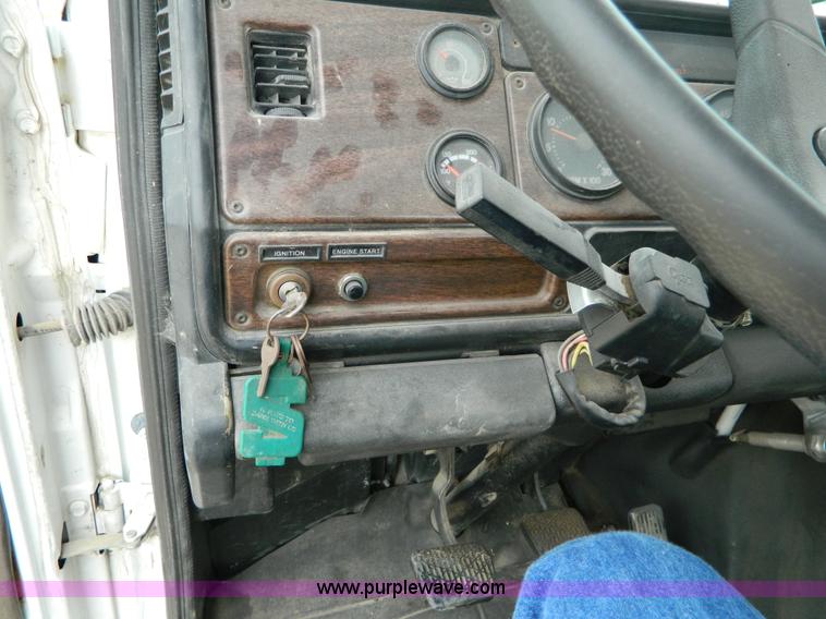 image for item K8094 1990 Freightliner semi truck