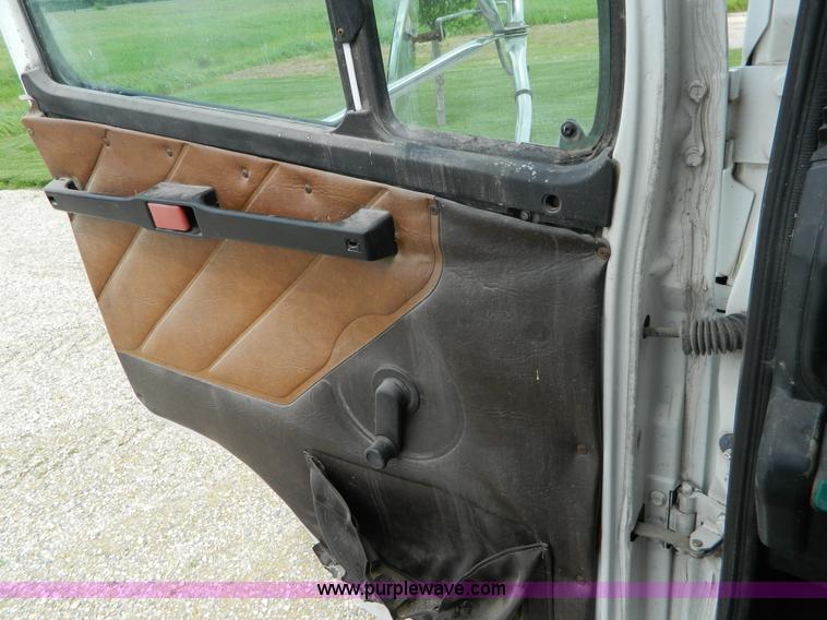 image for item K8094 1990 Freightliner semi truck