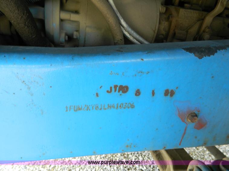 image for item K8094 1990 Freightliner semi truck