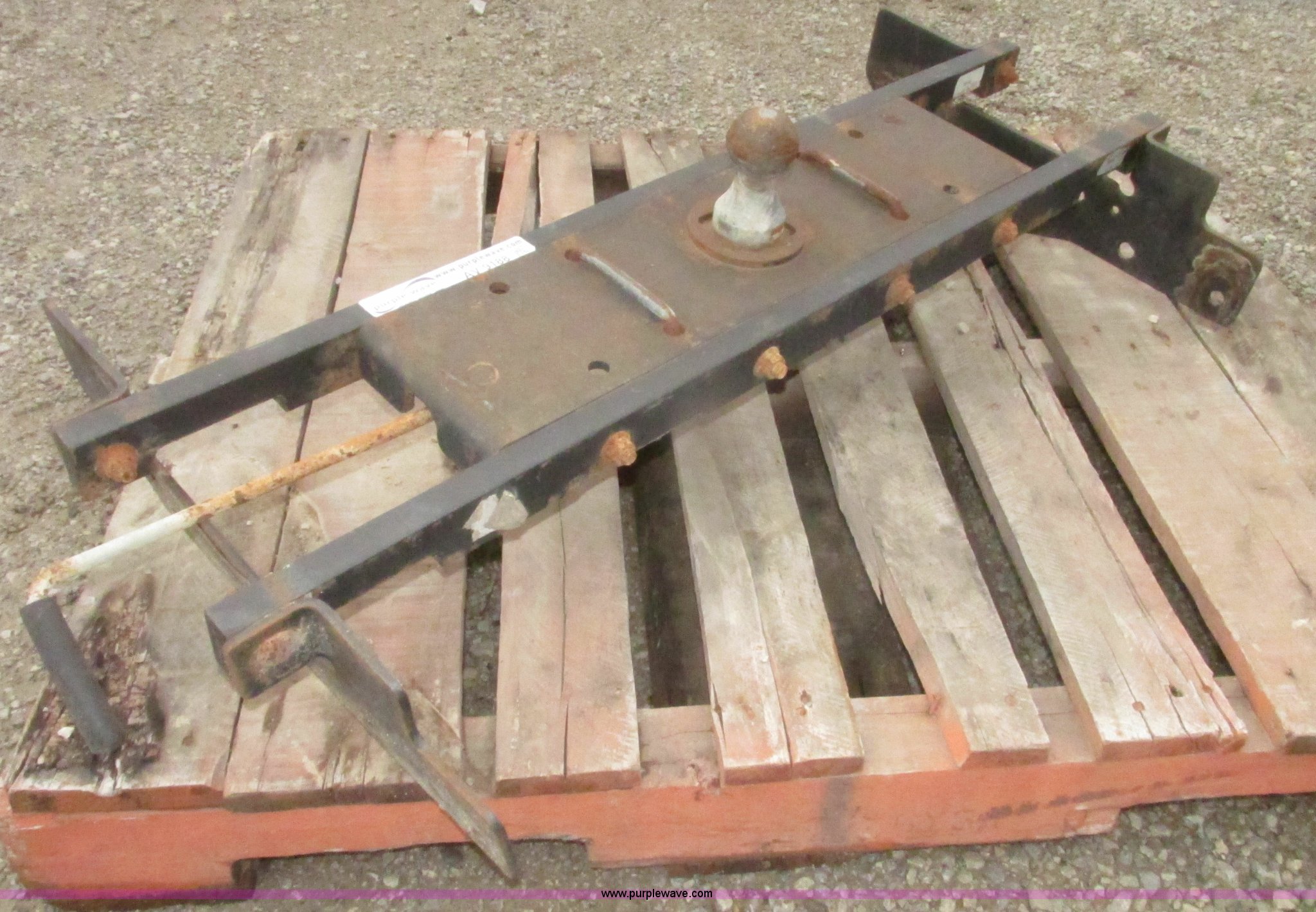 B&W hideaway gooseneck ball hitch in Falls City, NE Item AV9188 sold