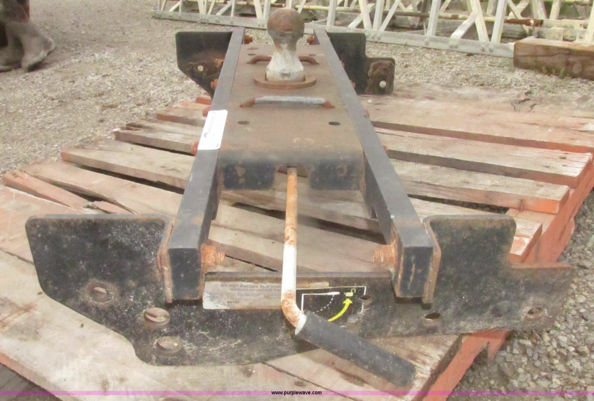 B&W hideaway gooseneck ball hitch in Falls City, NE Item AV9188 sold