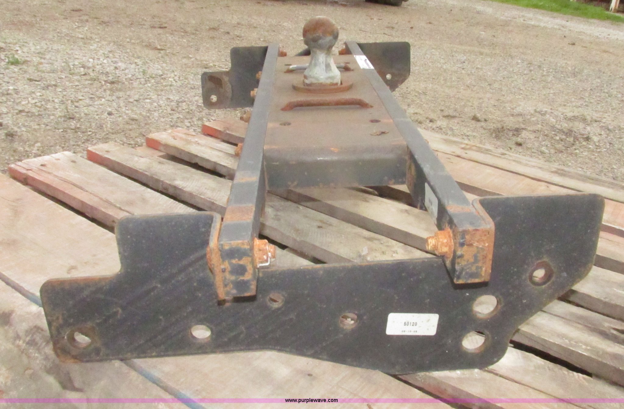 B&W hideaway gooseneck ball hitch in Falls City, NE Item AV9188 sold