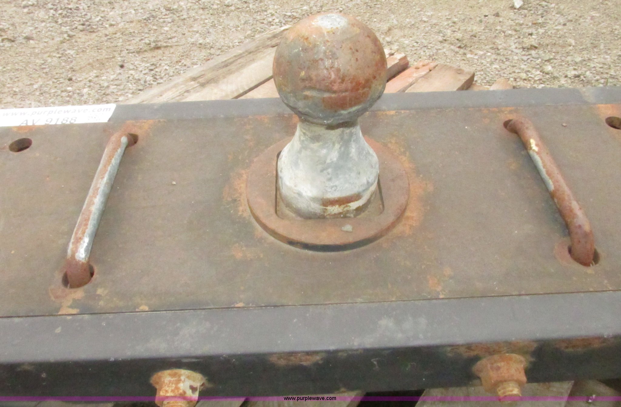 B&W hideaway gooseneck ball hitch in Falls City, NE Item AV9188 sold