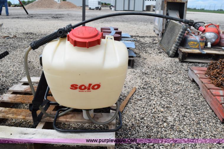 image for item BG9985 Assorted lawn care equipment