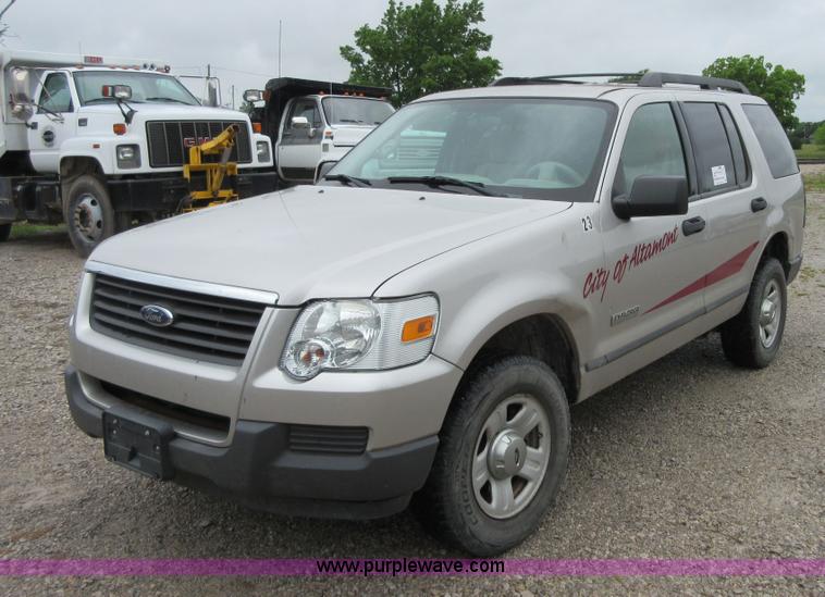 image for item D2468 2006 Ford Explorer XLS SUV