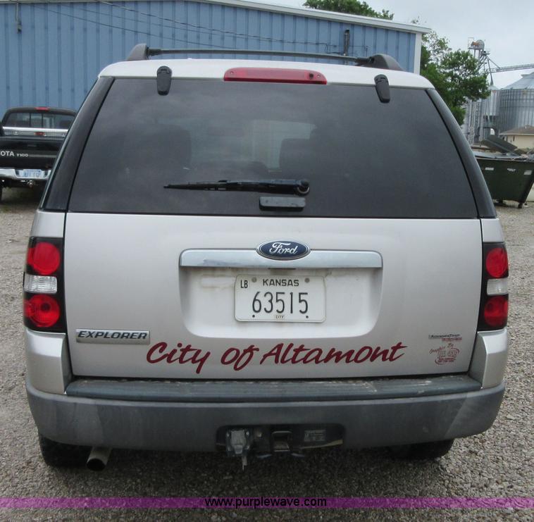 image for item D2468 2006 Ford Explorer XLS SUV