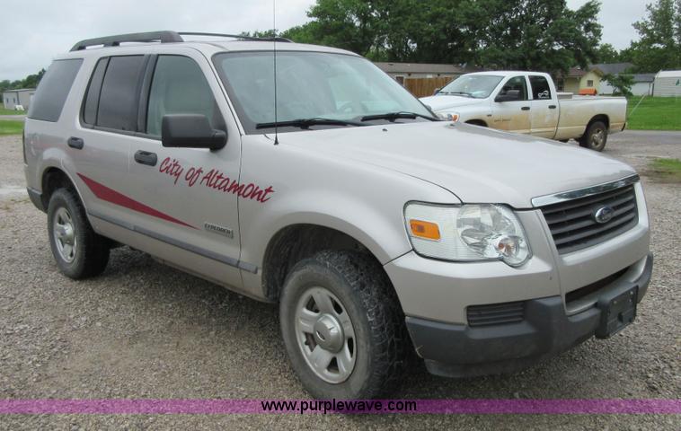 image for item D2468 2006 Ford Explorer XLS SUV