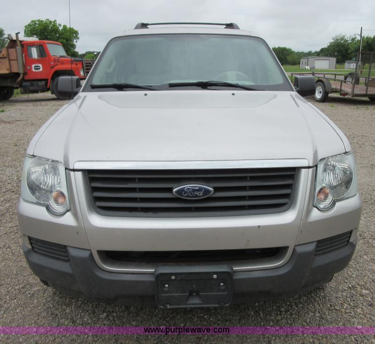 image for item D2468 2006 Ford Explorer XLS SUV