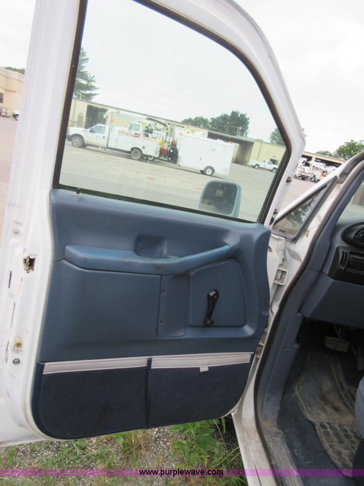 image for item D2484 1995 Ford Aerostar XLT van