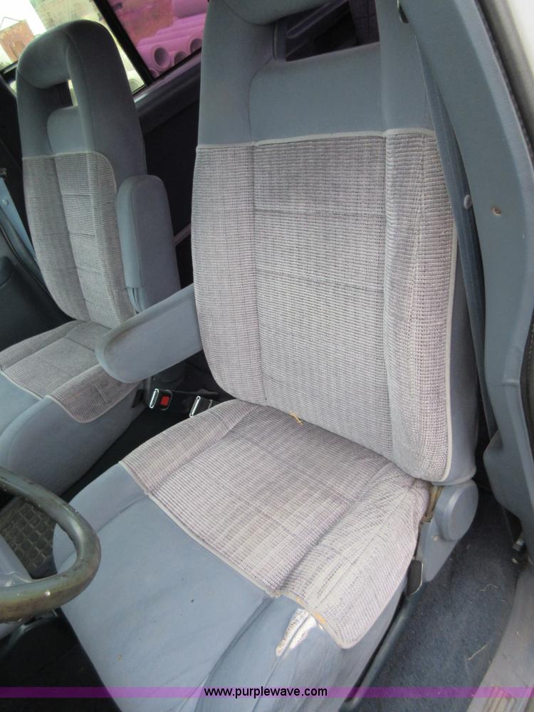 image for item D2484 1995 Ford Aerostar XLT van