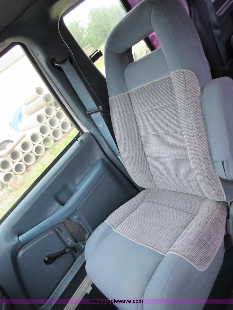 image for item D2484 1995 Ford Aerostar XLT van