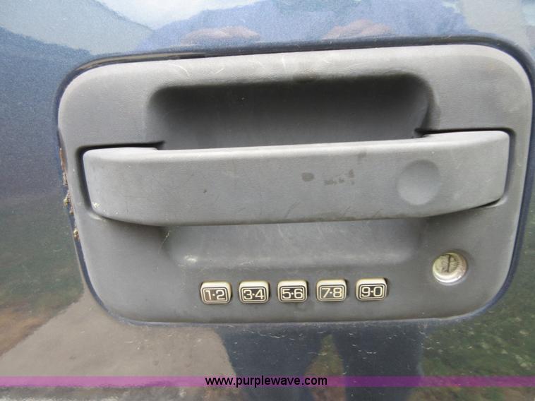 image for item D2487 2005 Ford F150 SuperCrew pickup truck