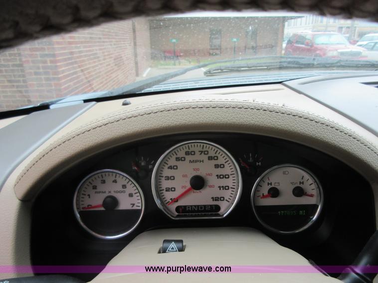 image for item D2487 2005 Ford F150 SuperCrew pickup truck