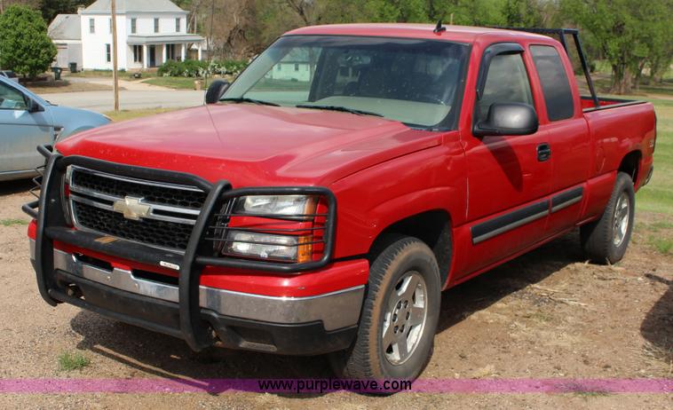 image for item F7688 2006 Chevrolet Silverado 1500 Ext. Cab pickup truck