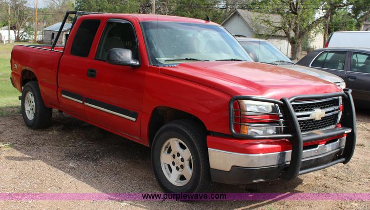 image for item F7688 2006 Chevrolet Silverado 1500 Ext. Cab pickup truck
