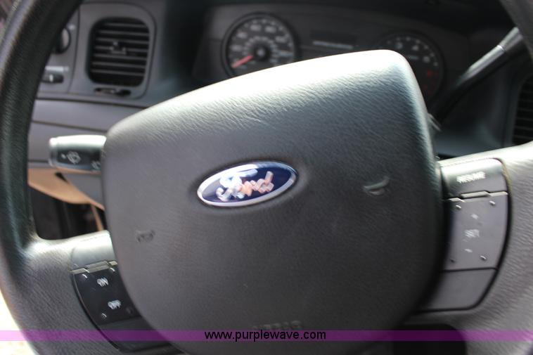 image for item F7689 2009 Ford Crown Victoria Police Interceptor