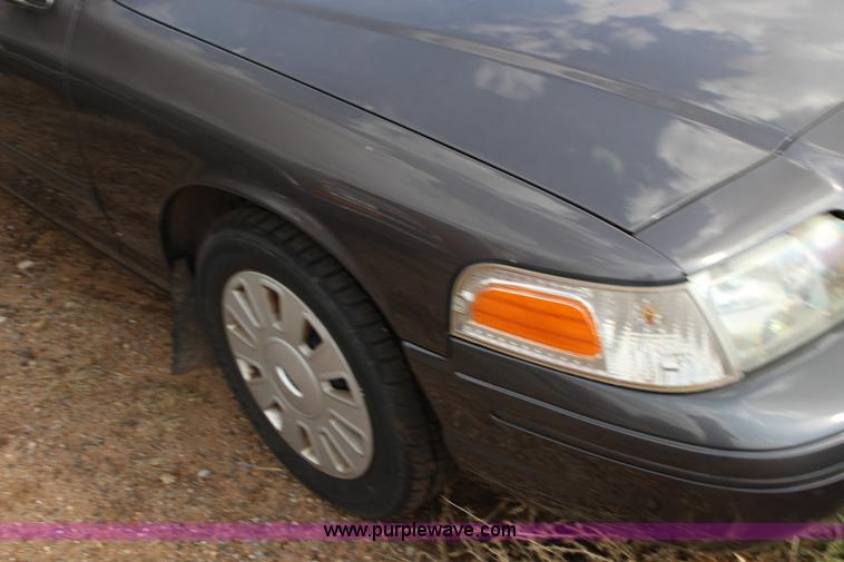image for item F7689 2009 Ford Crown Victoria Police Interceptor