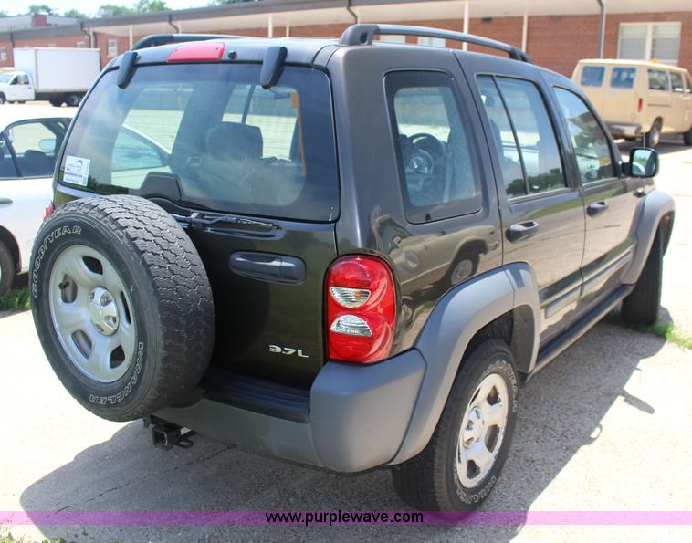 image for item F7847 2005 Jeep Liberty SUV
