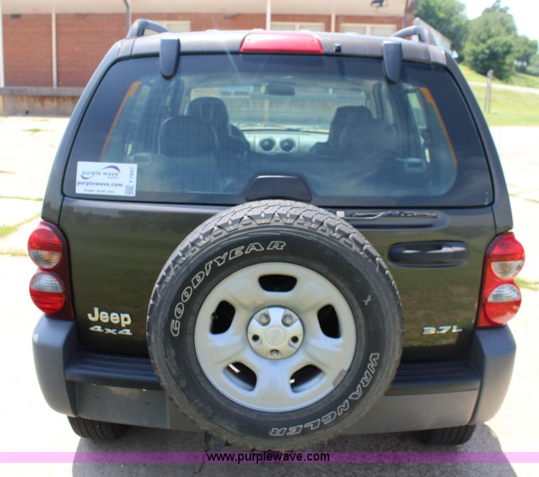 image for item F7847 2005 Jeep Liberty SUV