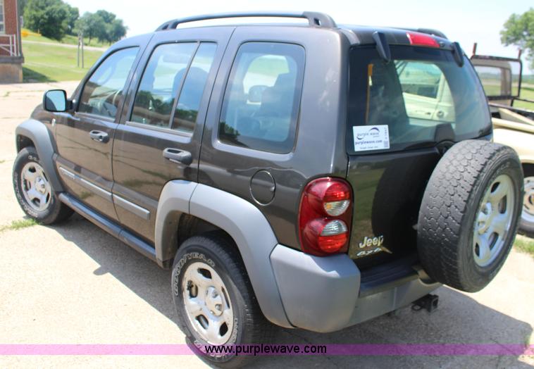 image for item F7847 2005 Jeep Liberty SUV