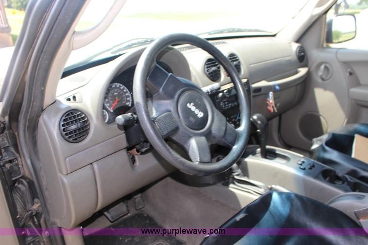 image for item F7847 2005 Jeep Liberty SUV