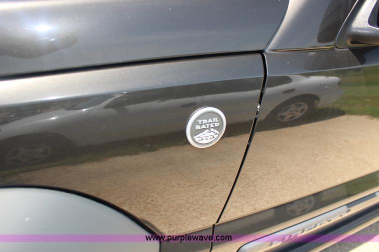 image for item F7847 2005 Jeep Liberty SUV