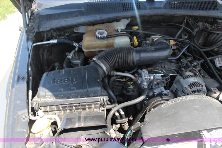 image for item F7847 2005 Jeep Liberty SUV