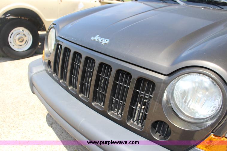 image for item F7847 2005 Jeep Liberty SUV