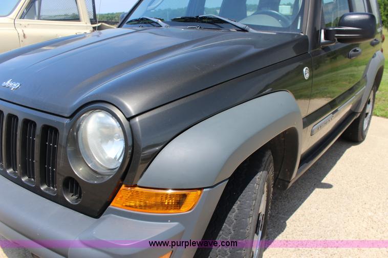 image for item F7847 2005 Jeep Liberty SUV
