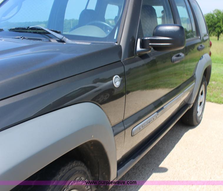image for item F7847 2005 Jeep Liberty SUV