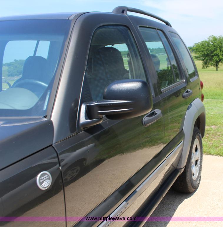 image for item F7847 2005 Jeep Liberty SUV